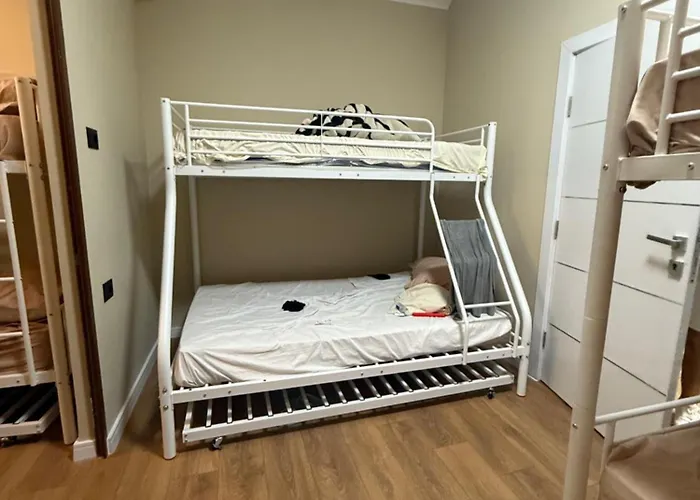 Chilli Hostel Τίρανα