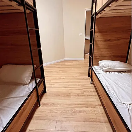 Chilli Hostel Τίρανα